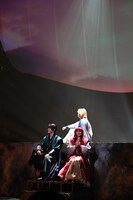 「ミュージカル『暁のヨナ』」公開ゲネプロより。上段が良知真次演じるスウォン。下段が明音亜弥演じるヨナと、神永圭佑演じるハク。