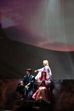 「ミュージカル『暁のヨナ』」公開ゲネプロより。上段が良知真次演じるスウォン。下段が明音亜弥演じるヨナと、神永圭佑演じるハク。