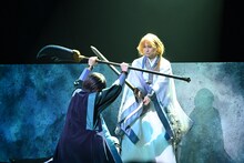 「ミュージカル『暁のヨナ』」公開ゲネプロより。良知真次演じるスウォンと、神永圭佑演じるハク。