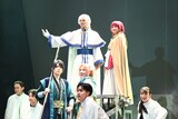 「ミュージカル『暁のヨナ』」公開ゲネプロより。上段の白髪のキャラクターが、木原瑠生演じるキジャ。