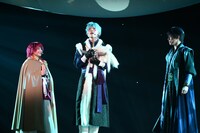 「ミュージカル『暁のヨナ』」公開ゲネプロより。中央が吉高志音演じるシンア。