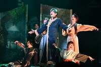 「ミュージカル『暁のヨナ』」公開ゲネプロより。中央が加藤将演じるジェハ。