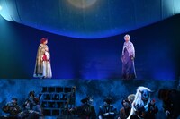 「ミュージカル『暁のヨナ』」公開ゲネプロより。右が剣幸演じるギガン。