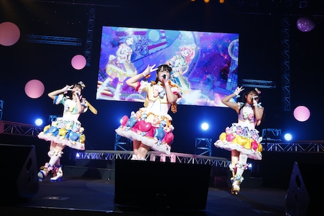 ミラクル☆キラッツ。左から青葉りんか役の厚木那奈美、桃山みらい役の林鼓子、萌黄えも役の久保田未夢。