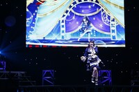 輝イブ役の指出毬亜。