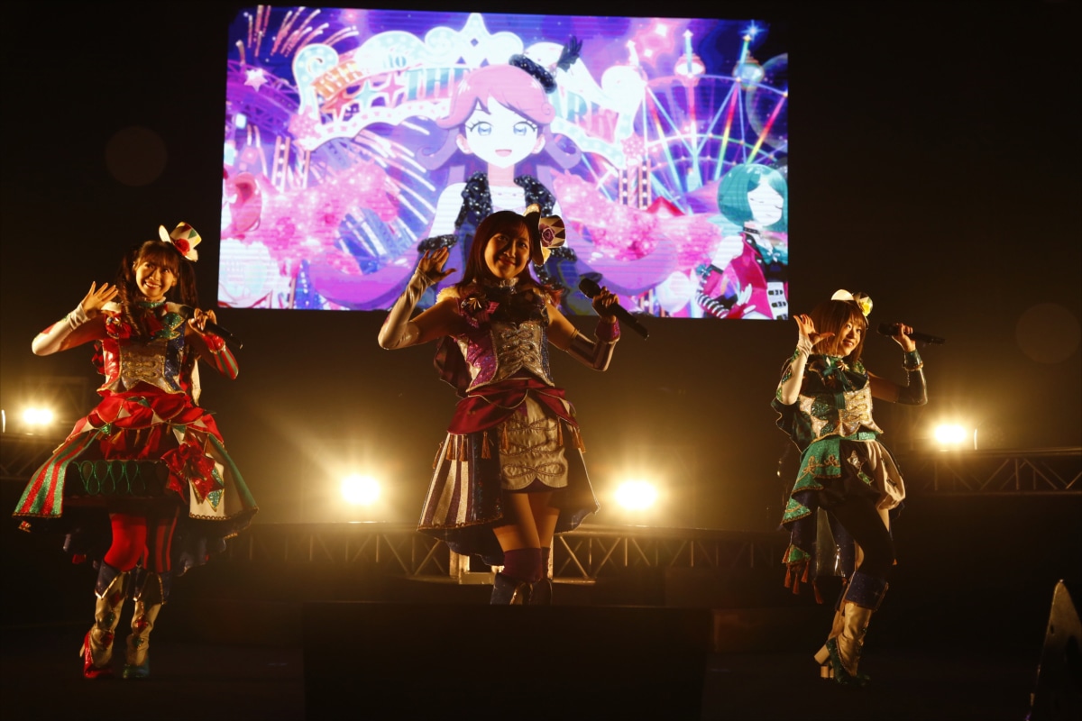 メルティックスター。左から赤城あんな役の芹澤優、紫藤める役の森嶋優花、緑川さら役の若井友希。