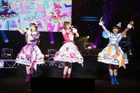 ゴーゴー！マスコッツ。左からメルパン役の大森日雅、キラッCHU役の山下七海、ラビリィ役の田中美海。