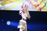 輝アリス役のファイルーズあい。