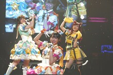 左から青葉りんか役の厚木那奈美、桃山みらい役の林鼓子、紫藤める役の森嶋優花。