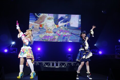 ALIVE。左から輝アリス役のファイルーズあい、輝イブ役の指出毬亜。