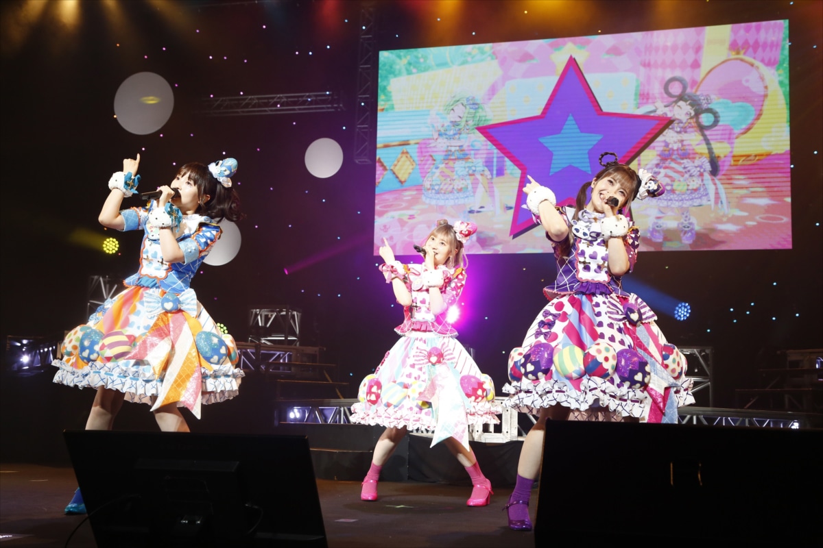 ゴーゴー！マスコッツ。左からラビリィ役の田中美海、キラッCHU役の山下七海、メルパン役の大森日雅。