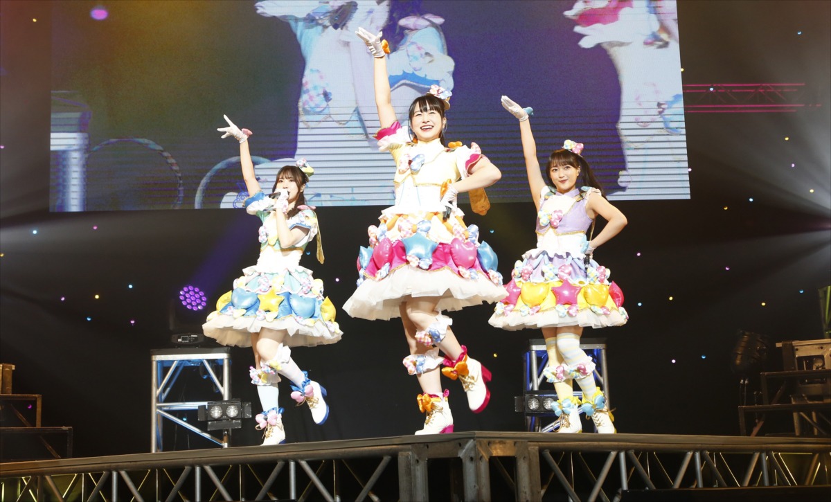 ミラクル☆キラッツ。左から青葉りんか役の厚木那奈美、桃山みらい役の林鼓子、萌黄えも役の久保田未夢。