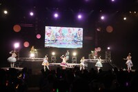 「ダイヤモンドスマイル」の歌唱シーン。