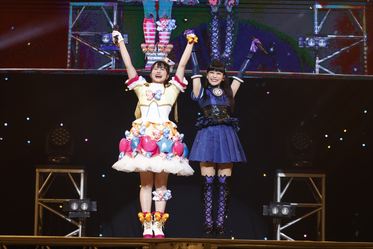 左から桃山みらい役の林鼓子、銀河さだめ役の本泉莉奈。