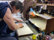 摺師の鉄井裕和。