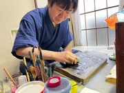 摺師の鉄井裕和。