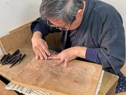 彫師の朝香元晴。