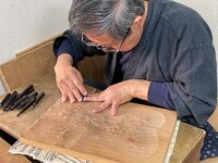 彫師の朝香元晴。