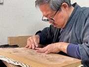 彫師の朝香元晴。