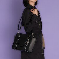 「『D.Gray-man』黒の教団 モデル 2wayショルダーバッグ」の使用イメージ。