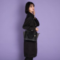 「『D.Gray-man』黒の教団 モデル 2wayショルダーバッグ」の使用イメージ。