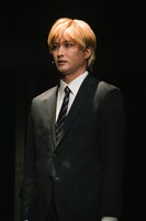 鷲尾修斗扮する部下A（アー）。（写真：鏡田伸幸）