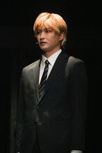 鷲尾修斗扮する部下A（アー）。（写真：鏡田伸幸）