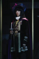 和合真一扮する絵画「紫を着る男」。（写真：鏡田伸幸）