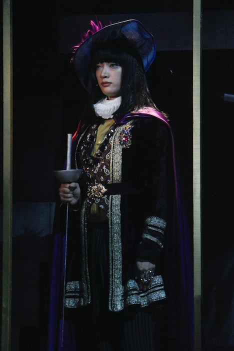 和合真一扮する絵画「紫を着る男」。(写真:鏡田伸幸)