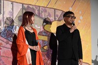 左からアイナ・ジ・エンド、中村健治監督。