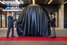 左から長谷川一明氏、荒木飛呂彦。