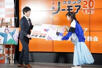 名刺のパネルを贈呈される小芝風花。