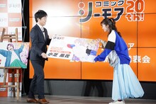 名刺のパネルを贈呈される小芝風花。