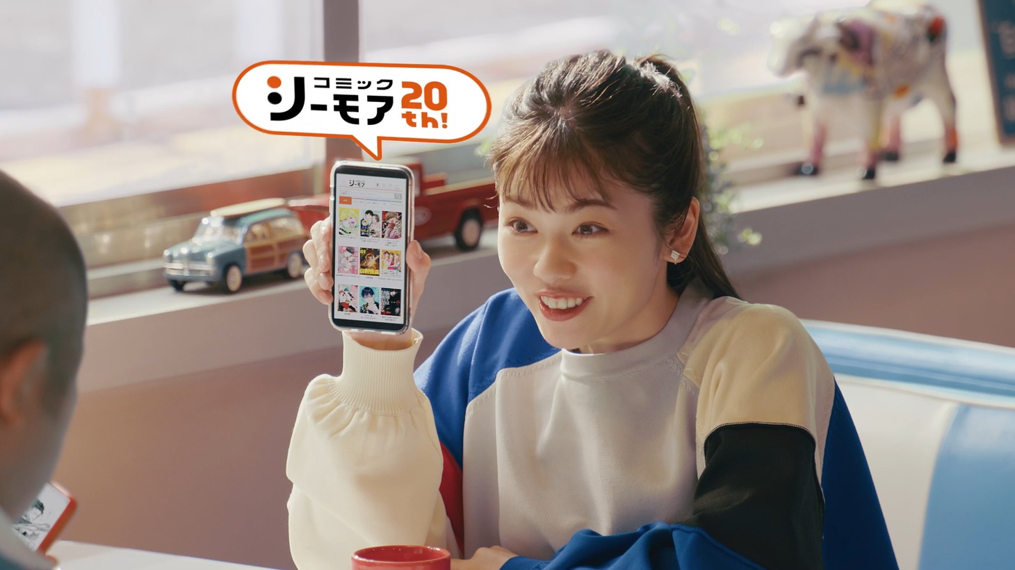 コミックシーモアTVCM「3人のマンガ好き マンガ多すぎ」篇より。