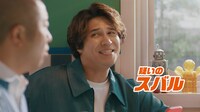 コミックシーモアTVCM「3人のマンガ好き マンガ多すぎ」篇より。