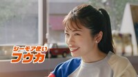 コミックシーモアTVCM「3人のマンガ好き マンガ多すぎ」篇より。