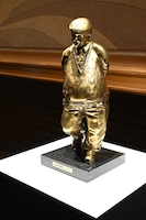 講談社漫画賞のブロンズ像。