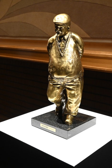 講談社漫画賞のブロンズ像。