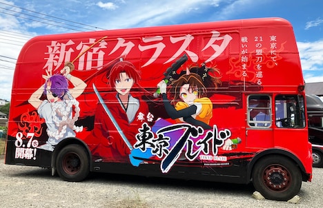 新宿クラスタビジュアルをラッピングしたロンドンバス。