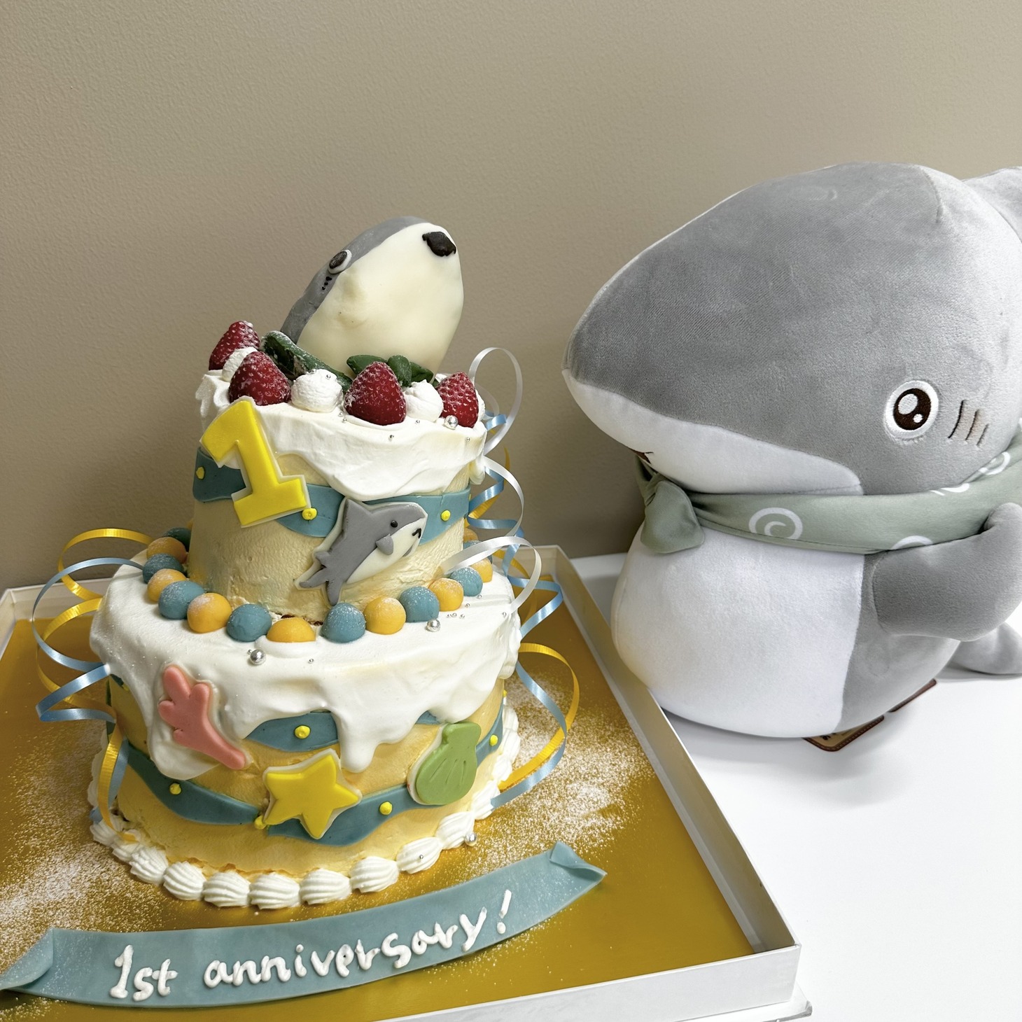 1周年記念ビジュアルに描かれたケーキを再現した写真。