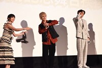 サービス満点でポーズを取るキャスト陣。