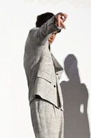 ギャルピースをする宮野真守。