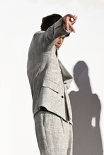 ギャルピースをする宮野真守。