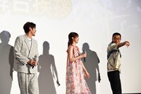 ギャルピースをする三宅健太（右）。