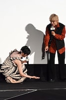 山下大輝（概念）を愛でる佐倉綾音と岡本信彦。