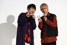 左から梶裕貴、岡本信彦。