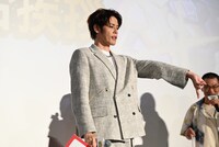 再びギャルピースをする宮野真守。