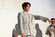 再びギャルピースをする宮野真守。