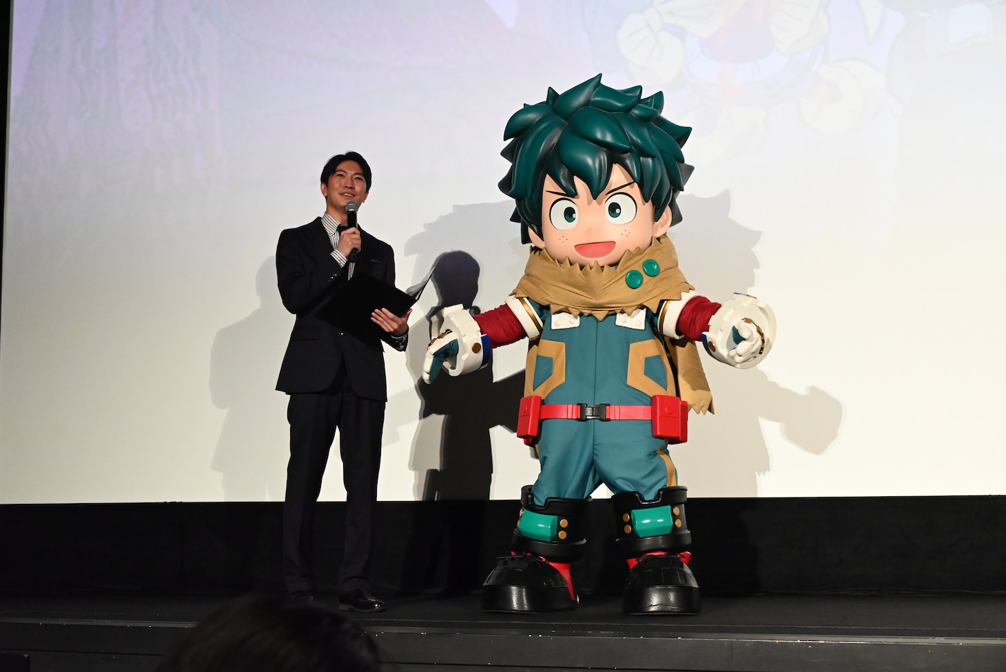 MCの伊藤遼アナウンサーとデク。「ヒロアカ」ファンの伊藤アナウンサーは「一番くじ買いました」とデクに話しかけていた。