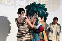 デクとハイタッチをする佐倉綾音。